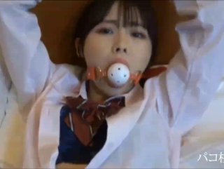 小胸部美女享受紧身阴道插入和射精 - 免费观看